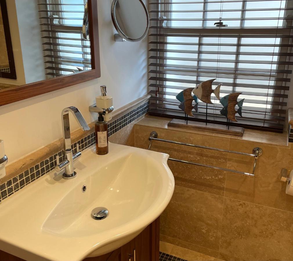 Ferienwohnung Stunning 2-Bed-2Bath Apt In Whitby With Parking Exterior foto
